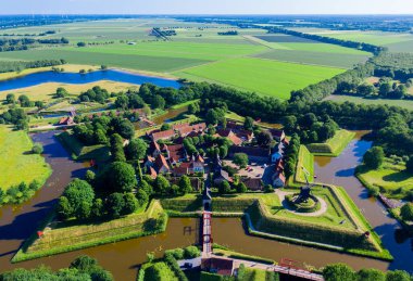 Yıldız şekilli Fort Bourtange, Groningen, Hollanda 'nın insansız hava aracı görüntüsü.