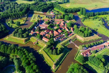 Yıldız şekilli Fort Bourtange, Groningen, Hollanda 'nın insansız hava aracı görüntüsü.