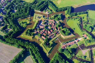 Yıldız şekilli Fort Bourtange, Groningen, Hollanda 'nın insansız hava aracı görüntüsü.
