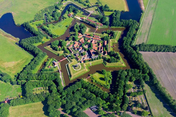 Yıldız şekilli Fort Bourtange, Groningen, Hollanda 'nın insansız hava aracı görüntüsü.