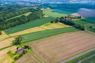 Alman kırsal kesiminin insansız hava aracının hava görüntüsü. Tarım alanları, köyler ve ormanlık alanlar.