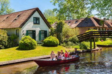 Giethoorn, Hollanda, 30 Mayıs 2021. Hollanda 'nın ünlü köyü Giethoorn geleneksel Hollanda evleri, bahçeleri, su kanalları ve ahşap köprüleri ile 