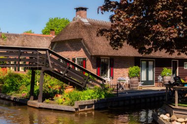 Giethoorn, Hollanda, 30 Mayıs 2021. Hollanda 'nın ünlü köyü Giethoorn geleneksel Hollanda evleri, bahçeleri, su kanalları ve ahşap köprüleri ile 