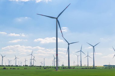 Rüzgâr jeneratörünün dev pervaneleri. Almanya 'nın kırsal kesimlerinde rüzgar türbinleri