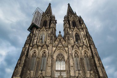 Köln, Almanya - Haziran 05, 2021. Aziz Peter Katedrali cephesi, Köln Katolik Katedrali