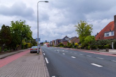 Lisse, Hollanda, 18 Mayıs 2021. Güney Hollanda 'da (Hollanda) küçük bir kasaba ve toplulukta bir cadde)