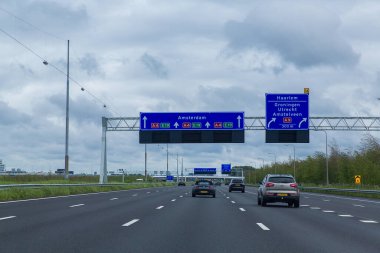Amsterdam, Hollanda, 18 Mayıs 2021. Hollanda 'daki otoyolun bayrağı Amsterdam, Haarlem, Groningen, Utrecht, Amstelveen şehirlerine giden yolu gösteriyor.