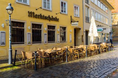 Osnabruck, Aşağı Saksonya, Almanya, 5 Haziran 2021. Koronavirüs salgını nedeniyle Osnabruck 'un tarihi merkezinde terk edilmiş sokaklar.