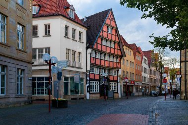 Osnabruck, Aşağı Saksonya, Almanya, 5 Haziran 2021. Koronavirüs salgını nedeniyle Osnabruck 'un tarihi merkezinde terk edilmiş sokaklar.