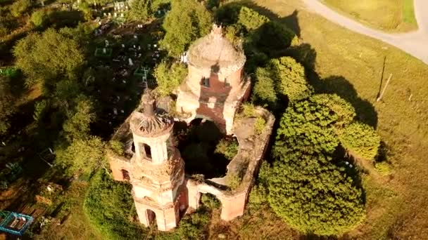 Letecký pohled na starý zbořený pravoslavný kostel se hřbitovem na venkově v Rusku — Stock video