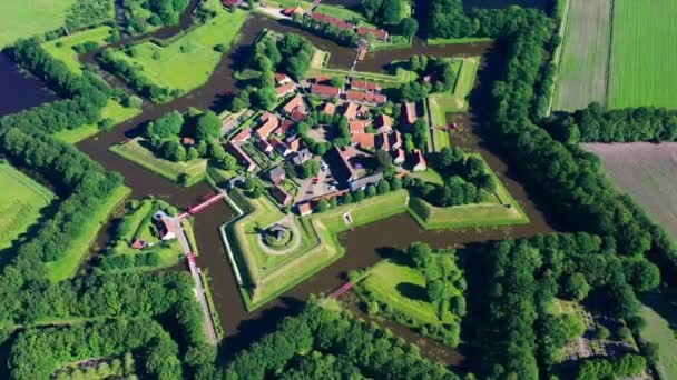 Vista aérea do drone de Fort Bourtange em forma de estrela, Groningen, Países Baixos — Vídeo de Stock