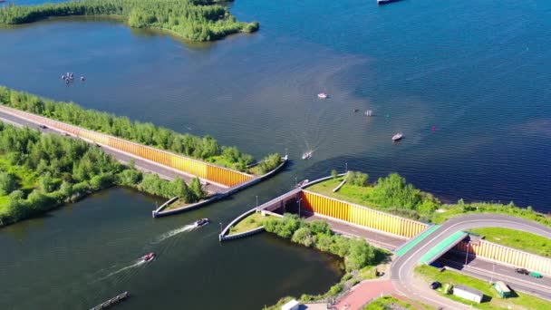 Aquaduct Veluwemeer, Niederlande. Luftaufnahme aus der Drohne. Ein Segelboot segelt durch das Aquädukt auf dem See oberhalb der Autobahn. — Stockvideo