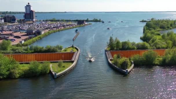 Aquaduct Veluwemeer, Nederland. Pandangan udara dari pesawat tak berawak. Sebuah perahu layar melalui saluran air di danau di atas jalan raya. — Stok Video