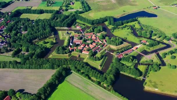 Vista aérea desde el dron del Fort Bourtange en forma de estrella, Groningen, Países Bajos — Vídeos de Stock