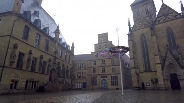 Centro storico della città medievale tedesca durante la pioggia primaverile. — Video Stock
