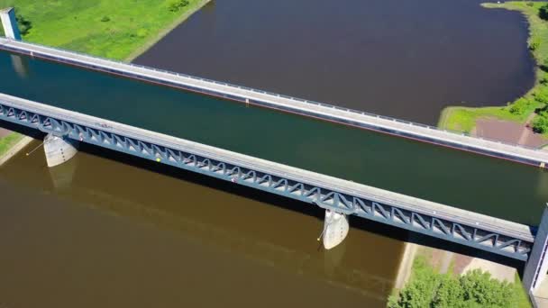 Luftaufnahme von der Drohne der Wasserbrücke Magdeburg, Deutschland. — Stockvideo