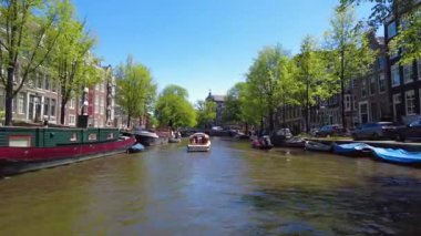 Amsterdam, Hollanda, Avrupa - 10 Haziran 2021. Hollanda 'nın yazın başkenti Amsterdam' da geleneksel eski dar evler ve kanallar.