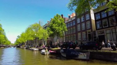 Amsterdam, Hollanda, Avrupa - 10 Haziran 2021. Hollanda 'nın yazın başkenti Amsterdam' da geleneksel eski dar evler ve kanallar.