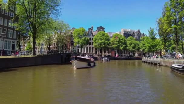 Amsterdam, Holandia, Europa - 10 czerwca 2021 r. Tradycyjne stare wąskie domy i kanały w Amsterdamie, stolicy Holandii latem. — Wideo stockowe