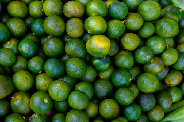 Calamansi Green Limes на азійському ринку вулиць. — стокове фото