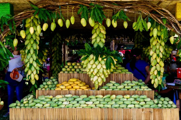 Südostasien, Philippinen, Insel Guimaras. 12. Mai 2019 Mangafest. Stand mit frischen Mango-Früchten auf dem Wochenmarkt. — Stockfoto