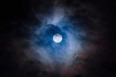 Dolunay ve bulutla gizemli karanlık gece gökyüzü. Karanlık uzay ayı ve Cadılar Bayramı konsepti.