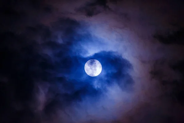 Titokzatos sötét éjszakai égbolt teliholddal és felhővel. Sötét űrhold és éjfél Halloween koncepció. — Stock Fotó