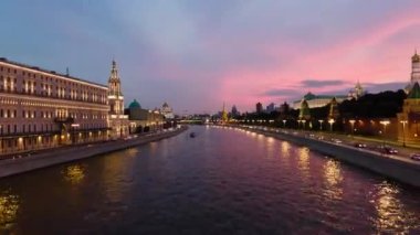 Günbatımında gemileri olan Kremlin ve Moskova nehrinin şehir manzarası zaman aşımına uğradı. 
