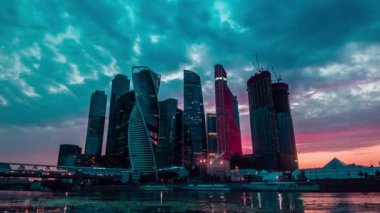 Moskova 'nın şehir merkezindeki yüksek binalı iş merkezinin gün be gün zaman atlaması. Aydınlanmış şehrin şehir manzarası. Moskova. Rusya.