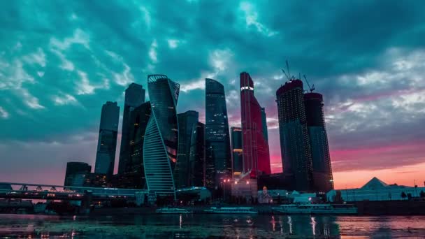 Dia a noite lapso de tempo urbano do centro da cidade de Moscou centro de negócios com edifícios altos. Cityscape de cidade iluminada. Moscovo. Rússia. — Vídeo de Stock