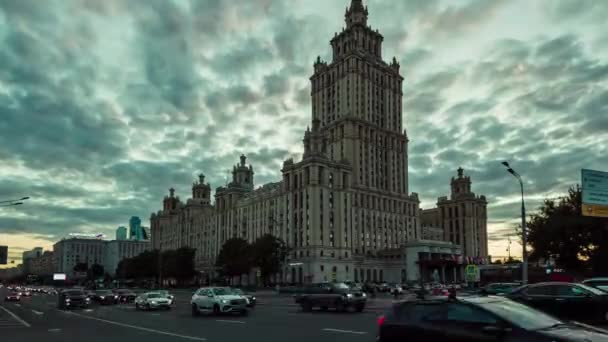 Dag till natt urban tid förfaller Radisson Collection Hotel Moscow. Hotell Ukraina. — Stockvideo