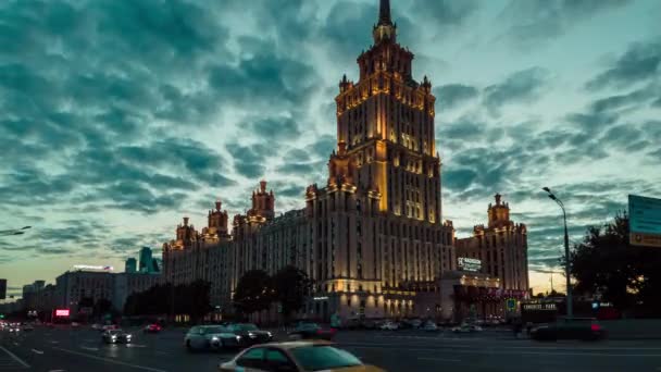 Dzień do nocy upływ czasu miejskiego Radisson Collection Hotel Moscow. Hotel Ukraina. — Wideo stockowe