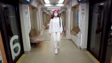 Moskova, Rusya 25 Ağustos 2021. Güzel kızıl saçlı kız, Covid19 yüz maskesi takıyor. Virüs bulaşması salgını Corona virüsü 2019-ncov.