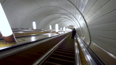Moskova metrosunda terk edilmiş bir yürüyen merdiven aşağı iniyor.