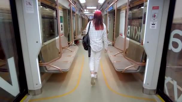 Schöne rothaarige Studentin in der U-Bahn — Stockvideo
