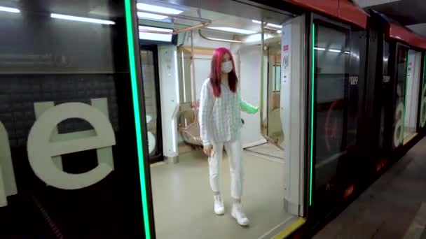 Moscou, Rússia 25 de agosto de 2021 Linda menina estudante de cabelos vermelhos no metrô em covid19 máscara facial e bate-papo no smartphone em redes sociais.Infecção viral pandemia influenza coronavirus 2019-ncov. — Vídeo de Stock