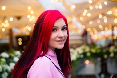 Akşamları güzel kızıl saçlı kız Aydınlık bir şehir sokağında