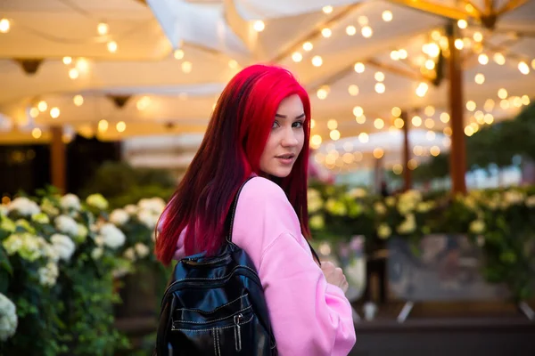 Bella Ragazza Dai Capelli Rossi Sera Una Strada Illuminata Della — Foto Stock