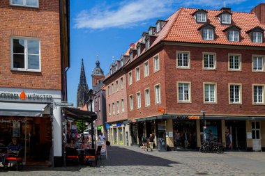 Munster, Almanya Kuzey Ren-Vestfalya 15 Ağustos 2021. Yüzü maskeli insanlar virüs salgını sırasında Munster sokaklarında 19 kişi öldü.