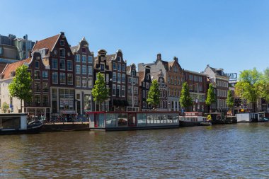 Amsterdam, Hollanda, Avrupa, Eylül 12021 Hollanda 'nın başkenti Amsterdam' da eski ve geleneksel tekne ve kanallar
