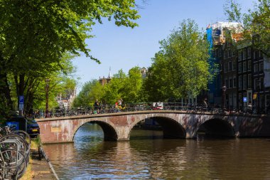Amsterdam, Hollanda, Avrupa, Eylül 12021 Hollanda 'nın başkenti Amsterdam' da eski ve geleneksel tekne ve kanallar