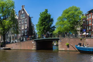Amsterdam, Hollanda, Avrupa, Eylül 12021 Hollanda 'nın başkenti Amsterdam' da eski ve geleneksel tekne ve kanallar