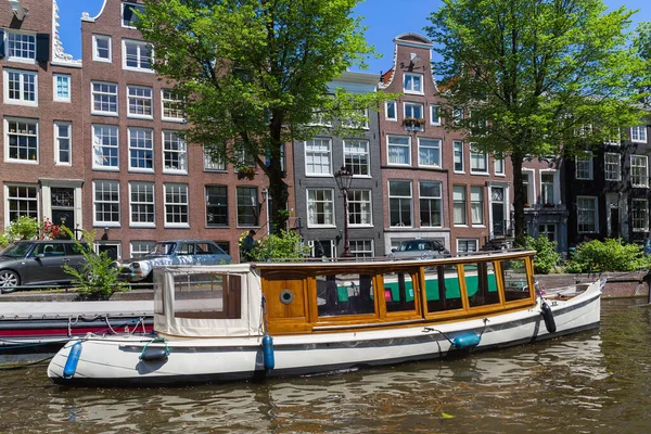 Amsterdam Nederländerna Europa September 2021 Traditionella Smala Hus Båtar Och — Stockfoto