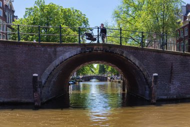 Amsterdam, Hollanda, Avrupa, Eylül 12021 Hollanda 'nın başkenti Amsterdam' da eski ve geleneksel tekne ve kanallar.
