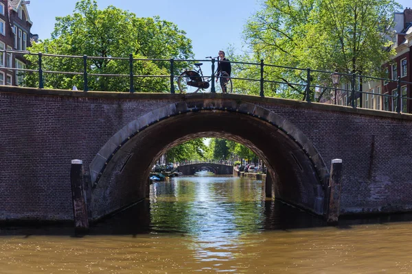 Amsterdam, Hollanda, Avrupa, Eylül 12021 Hollanda 'nın başkenti Amsterdam' da eski ve geleneksel tekne ve kanallar.