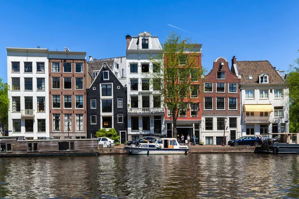 Amsterdam, Netherlands, Europe, September 1 2021 Traditional old narrow houses boats and canals in Amsterdam, the capital of the Netherlands. — Stock Photo, Image