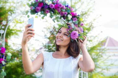 Gelinlik Düğün cer kemerinin önünde fotoğrafı