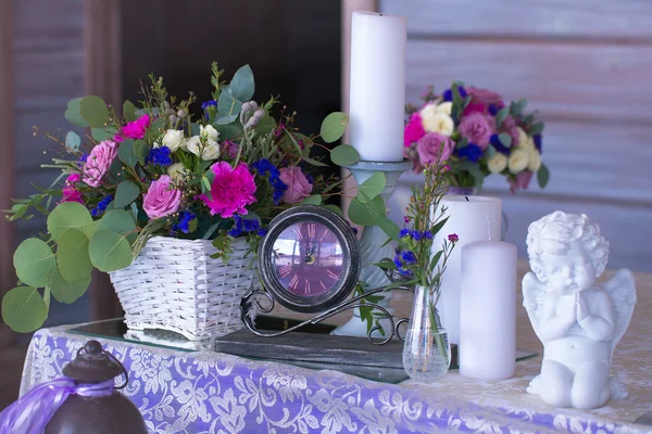 Arreglo de flores en una cesta decorar la mesa de la boda en pur —  Fotos de Stock