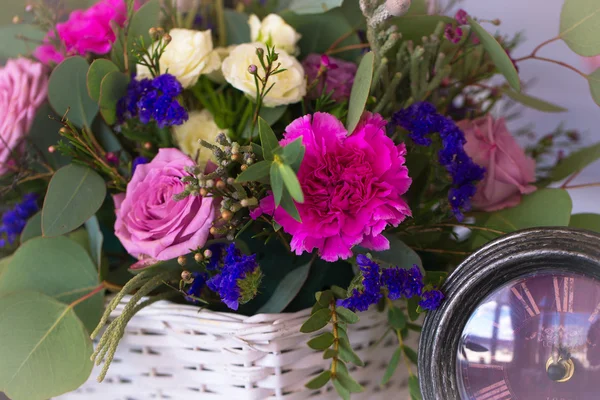Arreglo de flores en una cesta decorar la mesa de la boda en pur — Foto de Stock