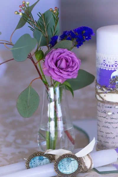 Dekoration für Hochzeitstisch in lila Farbe. Blumen und Kerzen — Stockfoto